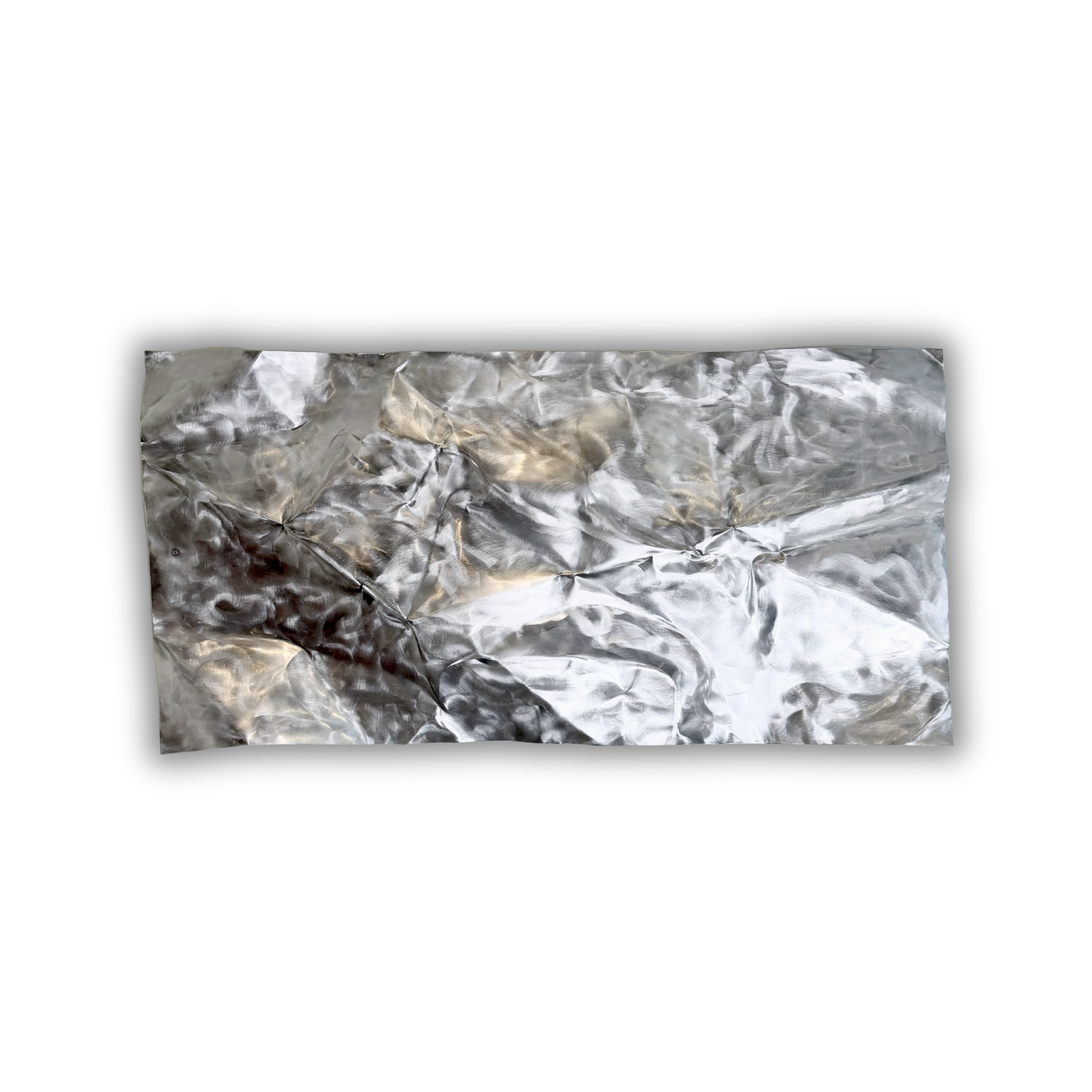 Ballader – Silver Drift No. 01 vist vandret. Moderne vægkunst i håndformet aluminium med organiske folder og en slebet, poleret overflade, der giver dybde og et skulpturelt udtryk.