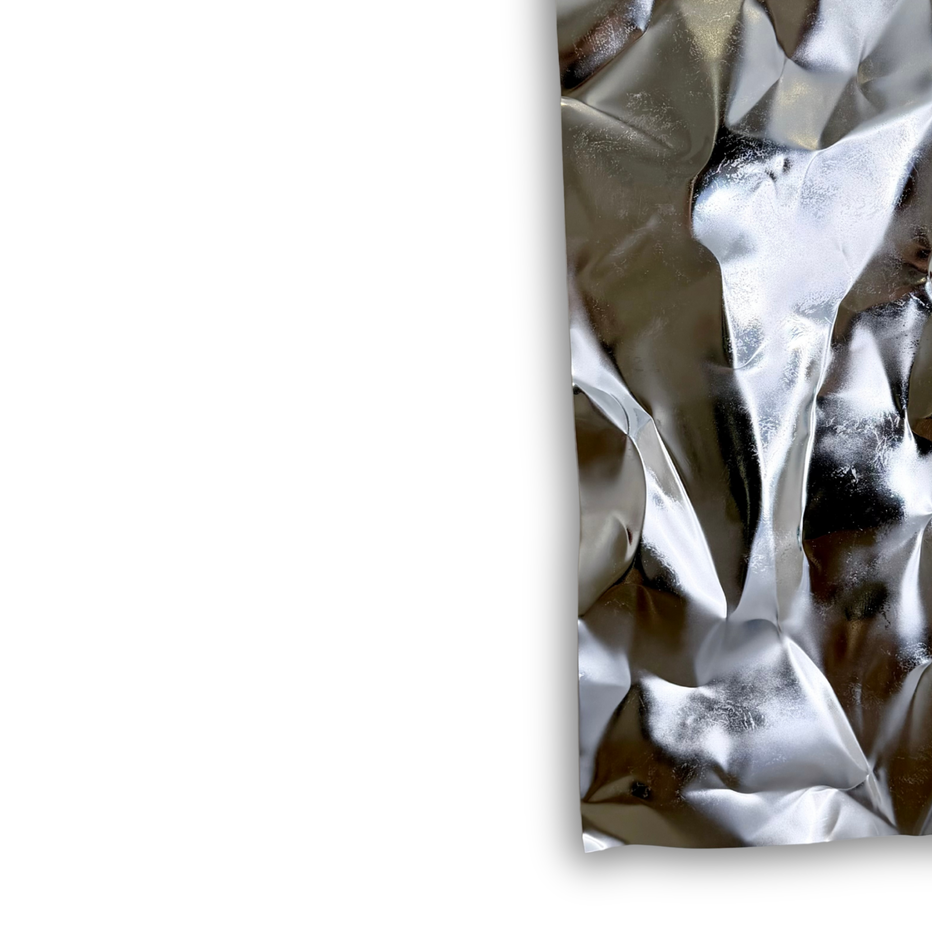 Nærbillede af Ballader – Silver Mist No. 01, der fremhæver de håndformede folder og den blanke sølvoverflade med skiftende refleksioner og fine detaljer.