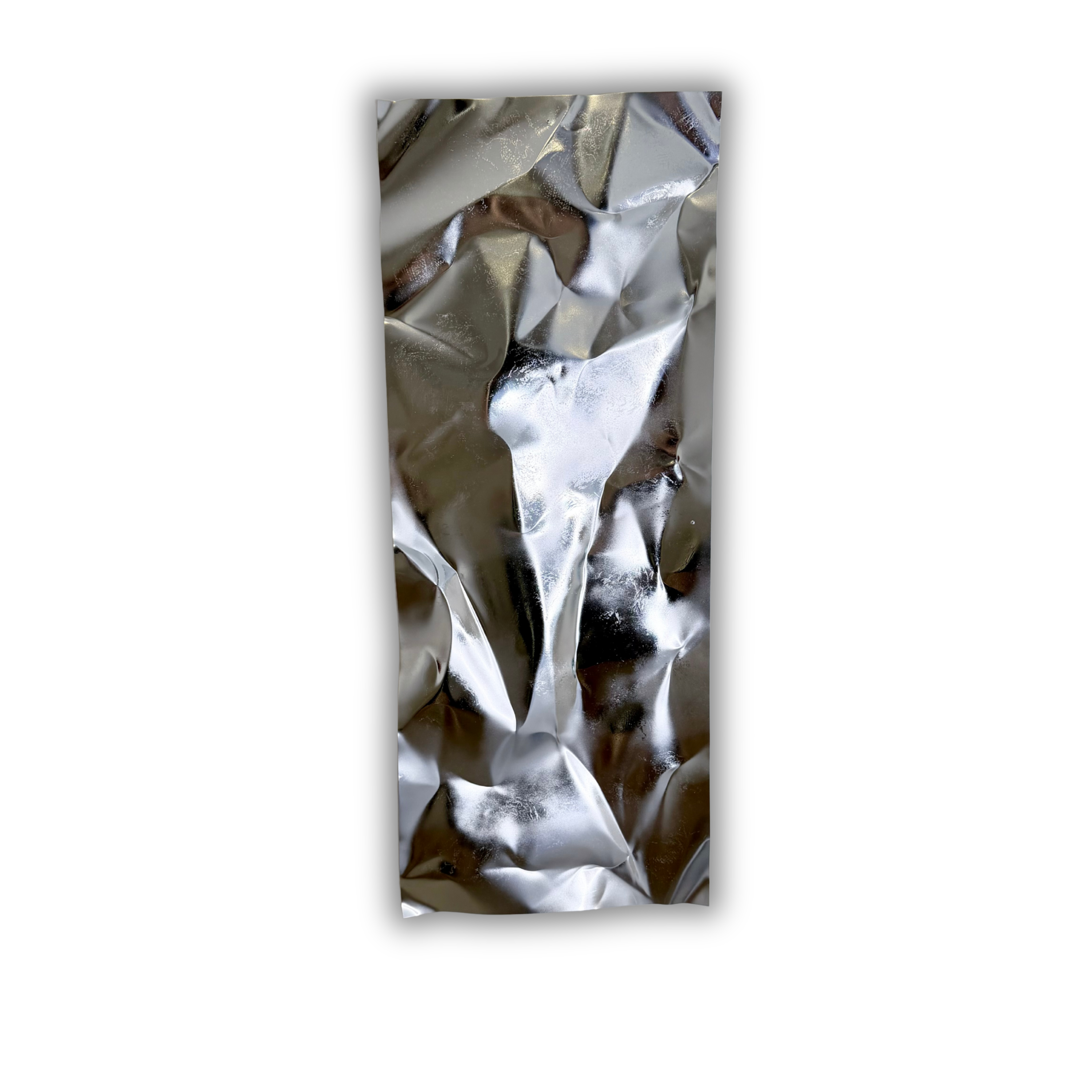 Ballader – Silver Mist No. 01. Håndlavet vægværk i aluminium med skulpturelle folder og en blank sølvfinish. Værket måler 100 × 40 cm og kan hænges både lodret og vandret.