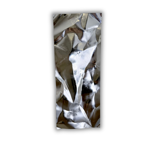 Ballader – Silver Mist No. 01. Håndlavet vægværk i aluminium med skulpturelle folder og en blank sølvfinish. Værket måler 100 × 40 cm og kan hænges både lodret og vandret.