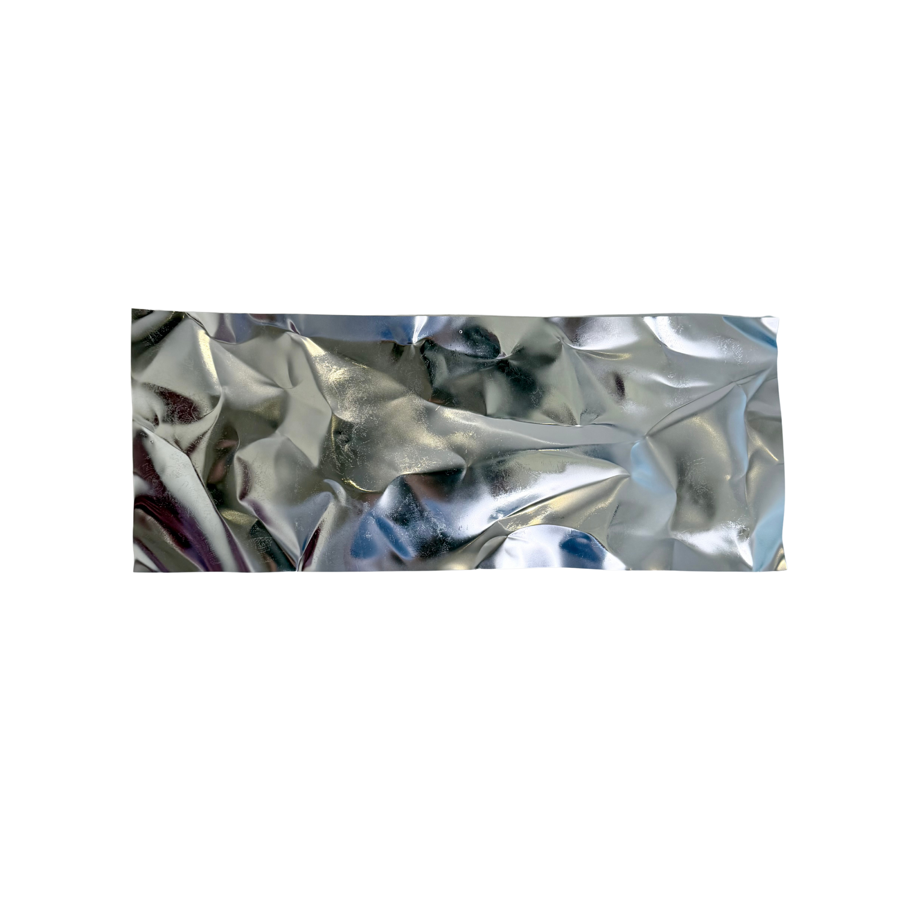 Ballader – Silver Mist No. 01 vist vandret. Håndformet aluminiumsværk med en spejlblank sølvoverflade, der reflekterer lyset og skaber et levende udtryk.