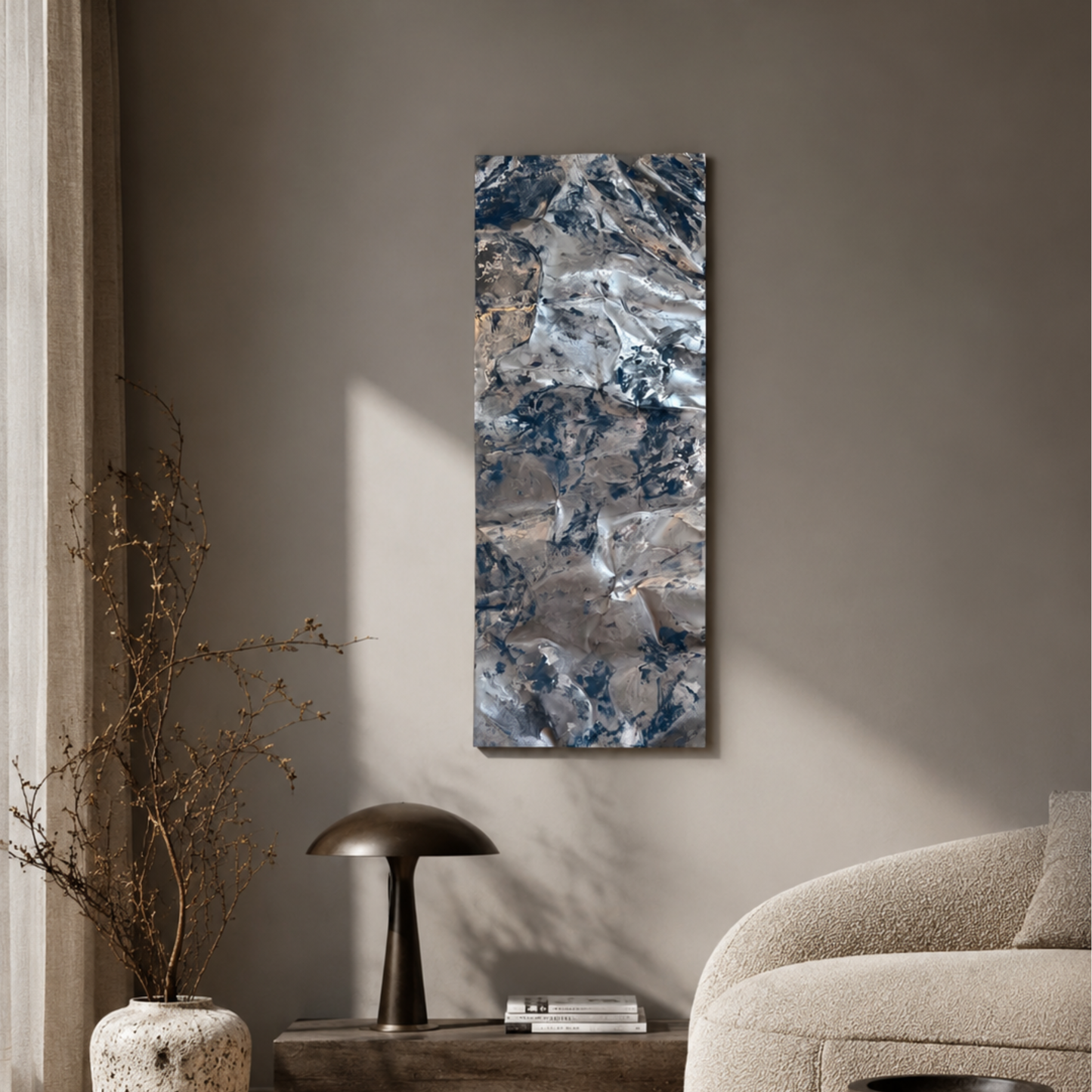 Håndlavet aluminiumsvægkunst i størrelsen 100x40 cm med en skulpturel overflade i sølv og blågrå nuancer. Et moderne unika med levende refleksioner og eksklusivt udtryk.