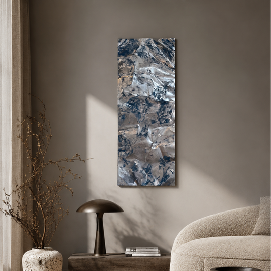 Håndlavet aluminiumsvægkunst i størrelsen 100x40 cm med en skulpturel overflade i sølv og blågrå nuancer. Et moderne unika med levende refleksioner og eksklusivt udtryk.
