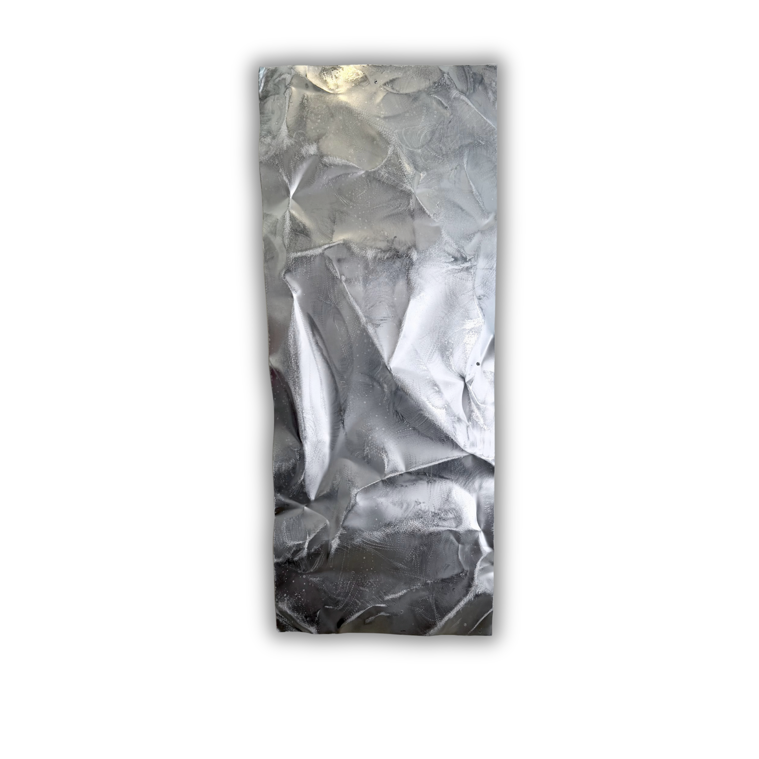 Ballader – Silver Storm No. 01. Håndlavet vægværk i aluminium med dybe sølvgrå nuancer, markante organiske folder og et levende spil mellem lys og skygger. Værket måler 100 × 40 cm og kan hænges både lodret og vandret.