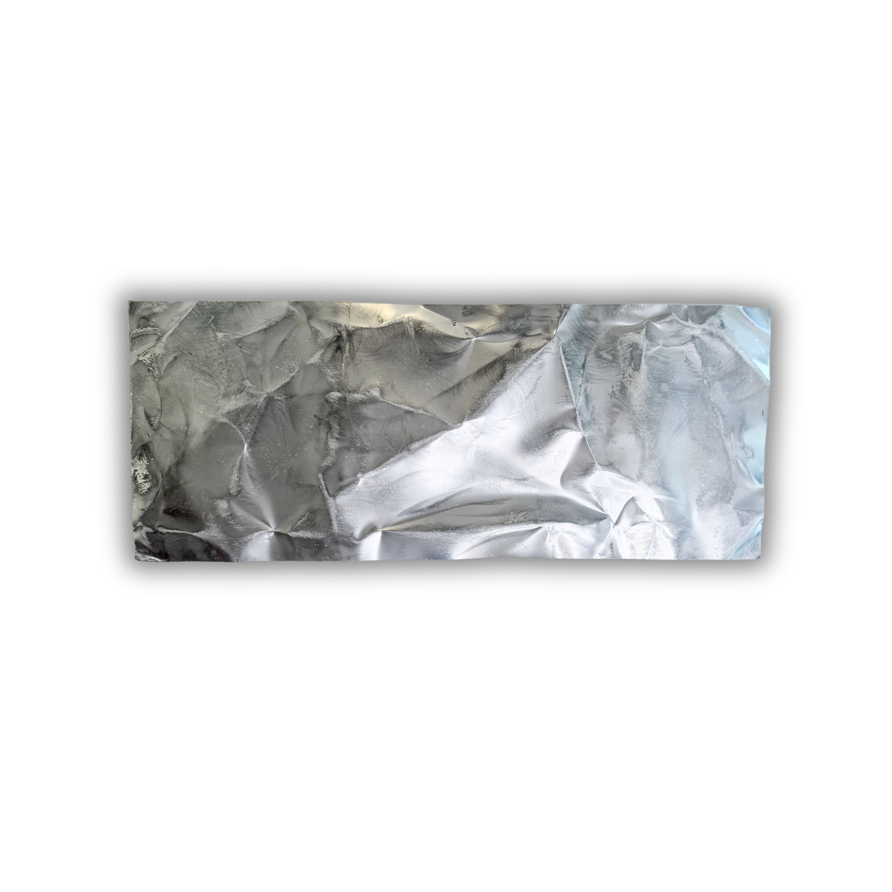 Ballader – Silver Storm No. 01 vist vandret. Skulpturelt aluminiumsværk med en eksklusiv sølvgrå overflade, bløde organiske former og en overflade, der ændrer karakter i takt med lysets retning.