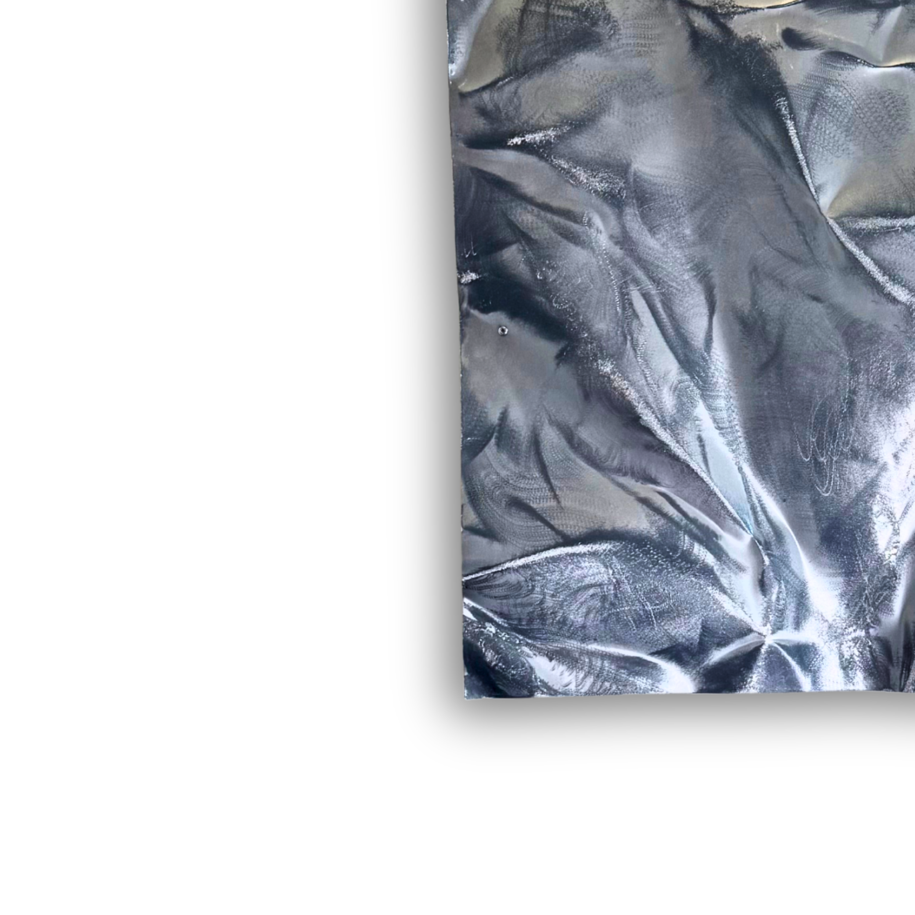 Nærbillede af Ballader – Silver Storm No. 03, der viser den blanke aluminiumsoverflade, de bløde organiske folder og de fine refleksioner, som fremhæver værkets dybde og håndlavede karakter.