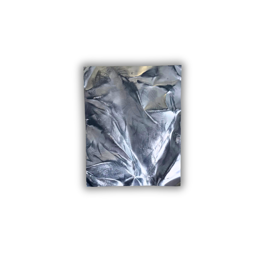 Ballader – Silver Storm No. 03. Håndlavet vægværk i aluminium med blank sølvfinish og organiske, skulpturelle folder, der skaber et levende spil mellem lys, skygger og refleksioner. Værket måler 50 × 40 cm og kan hænges både lodret og vandret.