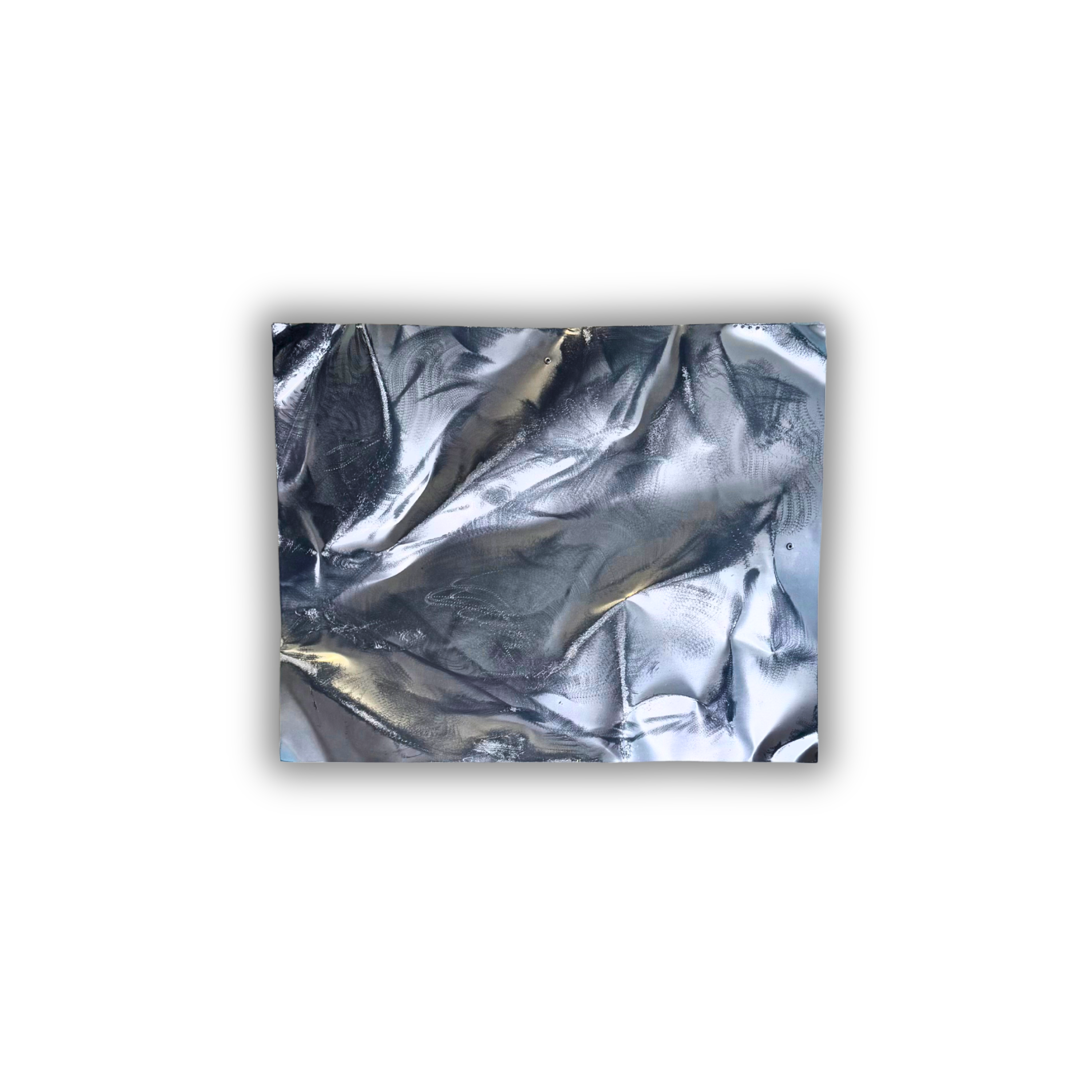 Ballader – Silver Storm No. 03 vist vandret. Moderne aluminiumsvægkunst med en spejlblank sølvoverflade og håndformede folder, som giver værket et dynamisk og eksklusivt udtryk.
