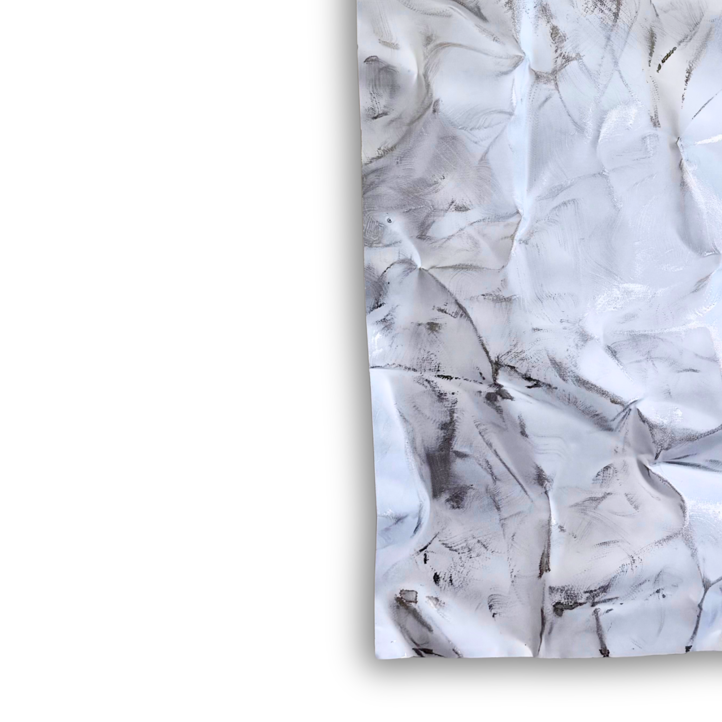 Nærbillede af Ballader – Snow Mist No. 01, der viser den håndformede aluminiumsoverflade med fine folder, lyse nuancer og mørke detaljer, som fremhæver værkets eksklusive og skulpturelle karakter.