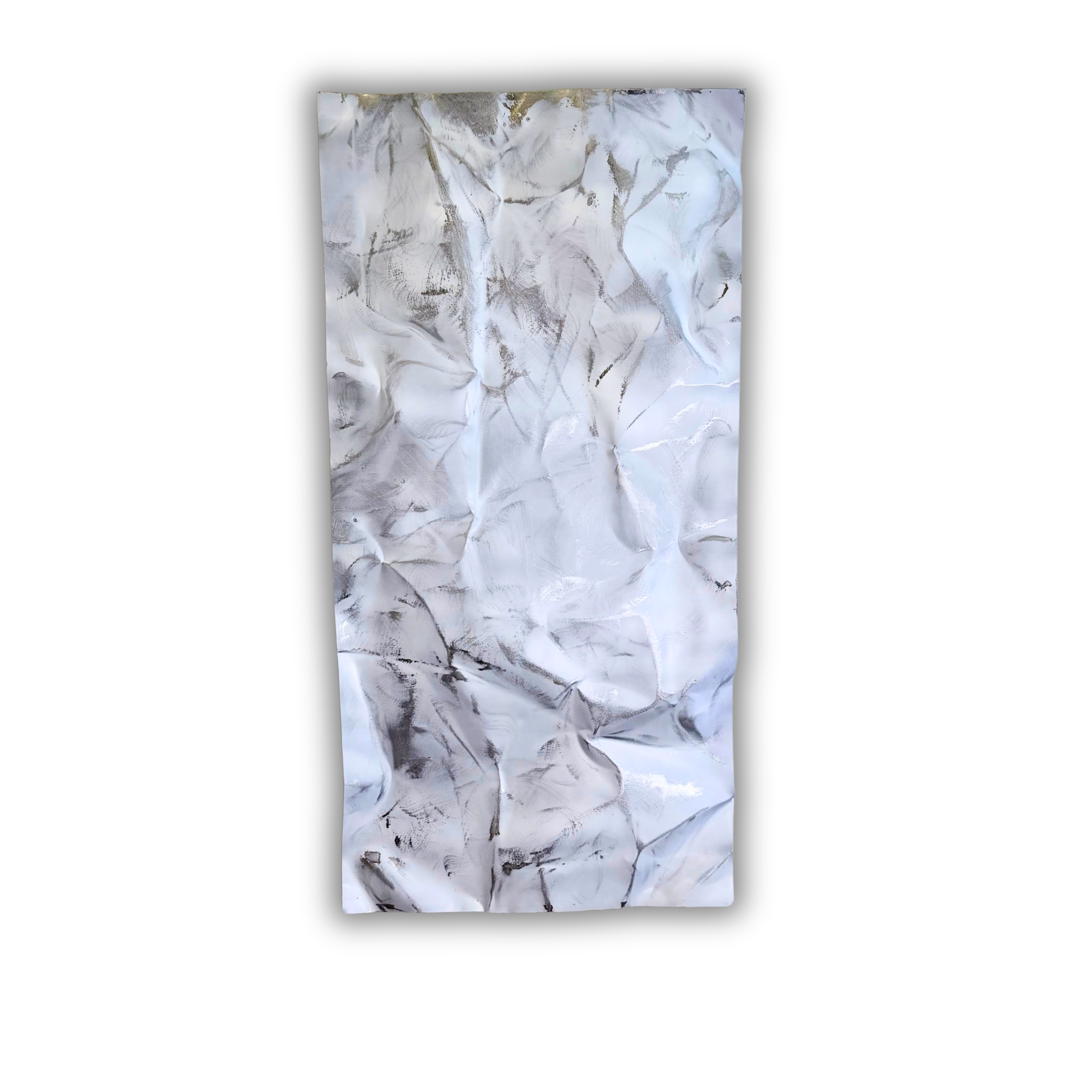 Ballader – Snow Mist No. 01. Håndlavet vægværk i aluminium med en lys sølvhvid overflade, organiske folder og mørke detaljer, der skaber et roligt og skulpturelt udtryk. Værket måler 100 × 50 cm og kan hænges både lodret og vandret.