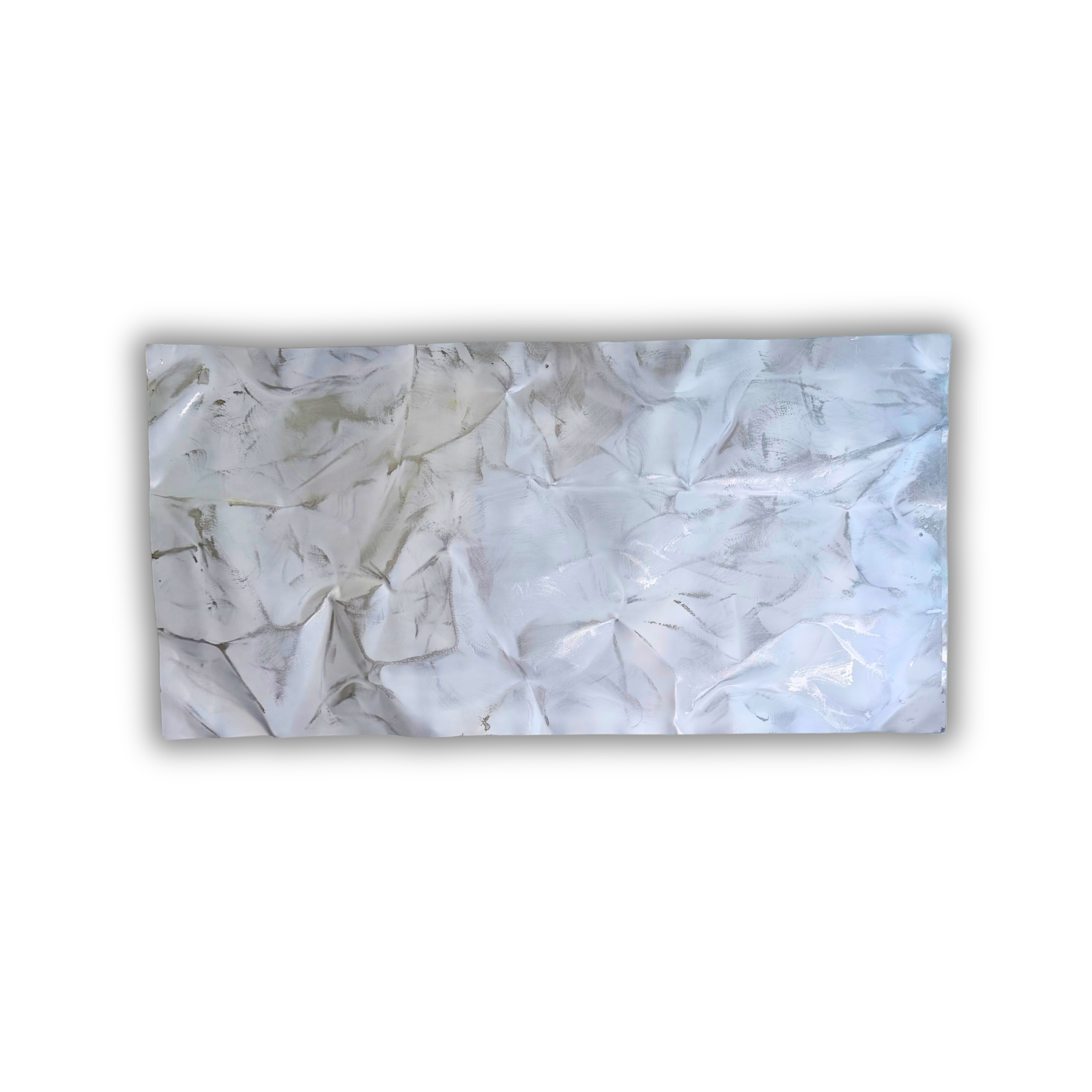 Ballader – Snow Mist No. 01 vist vandret. Håndformet aluminiumsværk med en lys sølvhvid finish, bløde organiske former og et levende samspil mellem lys, skygger og struktur.