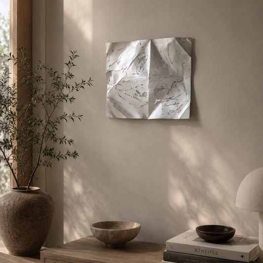 Moderne håndlavet aluminiumvægkunst i minimalistisk skandinavisk interiør. Abstrakt unika vægkunst fra Enjoy Design, der skaber et eksklusivt blikfang med organiske former, smukke refleksioner og et tidløst nordisk udtryk.