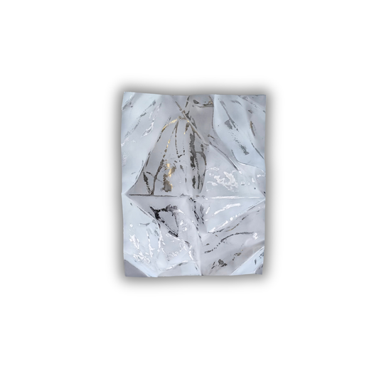 Ballader – Snow Mist No. 02. Håndlavet vægværk i aluminium med en lys sølvhvid finish, organiske folder og mørke kontrastdetaljer, der fremhæver værkets struktur. Værket måler 50 × 40 cm og kan hænges både lodret og vandret.