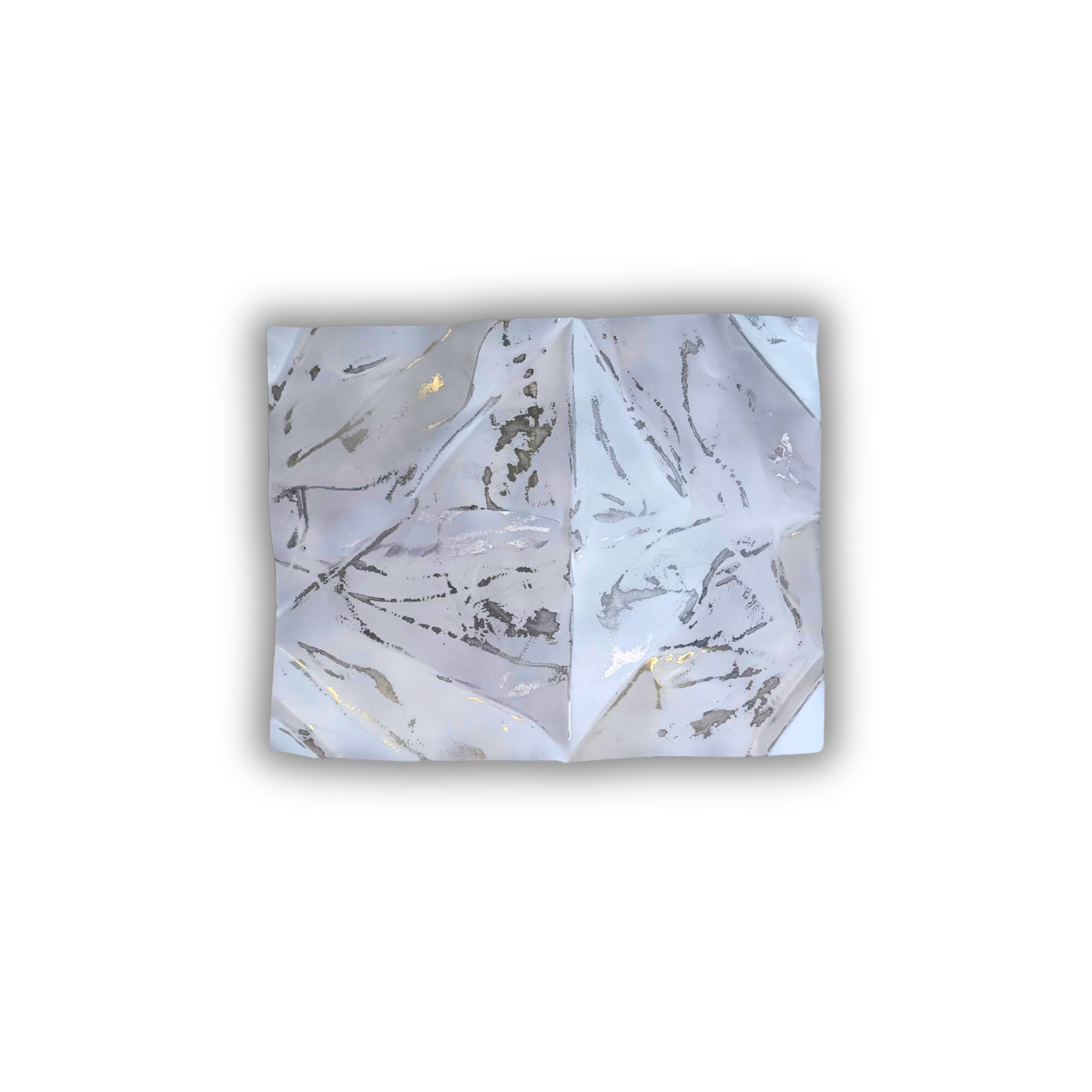 Ballader – Snow Mist No. 02 vist vandret. Moderne vægværk i aluminium med lyse sølvnuancer, håndformede folder og elegante mørke detaljer, der giver overfladen dybde og et levende udtryk.