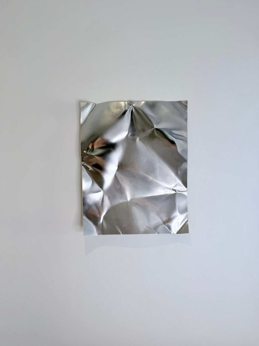 Blank Mist – håndlavet aluminiumsværk med spejlblank overflade og skulpturelle former. Moderne vægkunst i aluminium med levende refleksioner og eksklusivt udtryk.