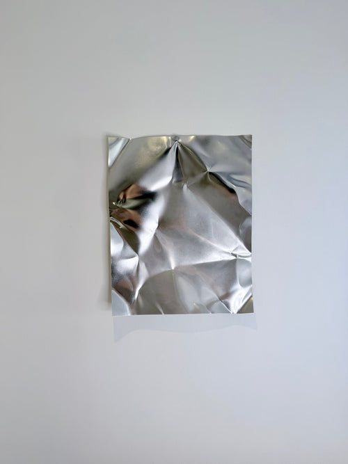 Blank Mist – håndlavet aluminiumsværk med spejlblank overflade og skulpturelle former. Moderne vægkunst i aluminium med levende refleksioner og eksklusivt udtryk.