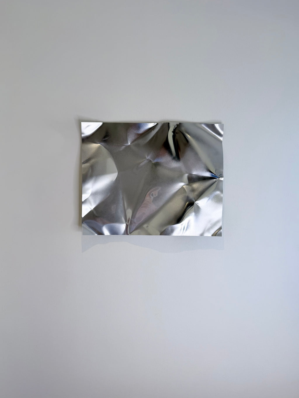 Blank Mist kan hænges både vandret og lodret. Den spejlblanke aluminiumsoverflade skaber et dynamisk samspil mellem lys, refleksioner og skulpturel form.