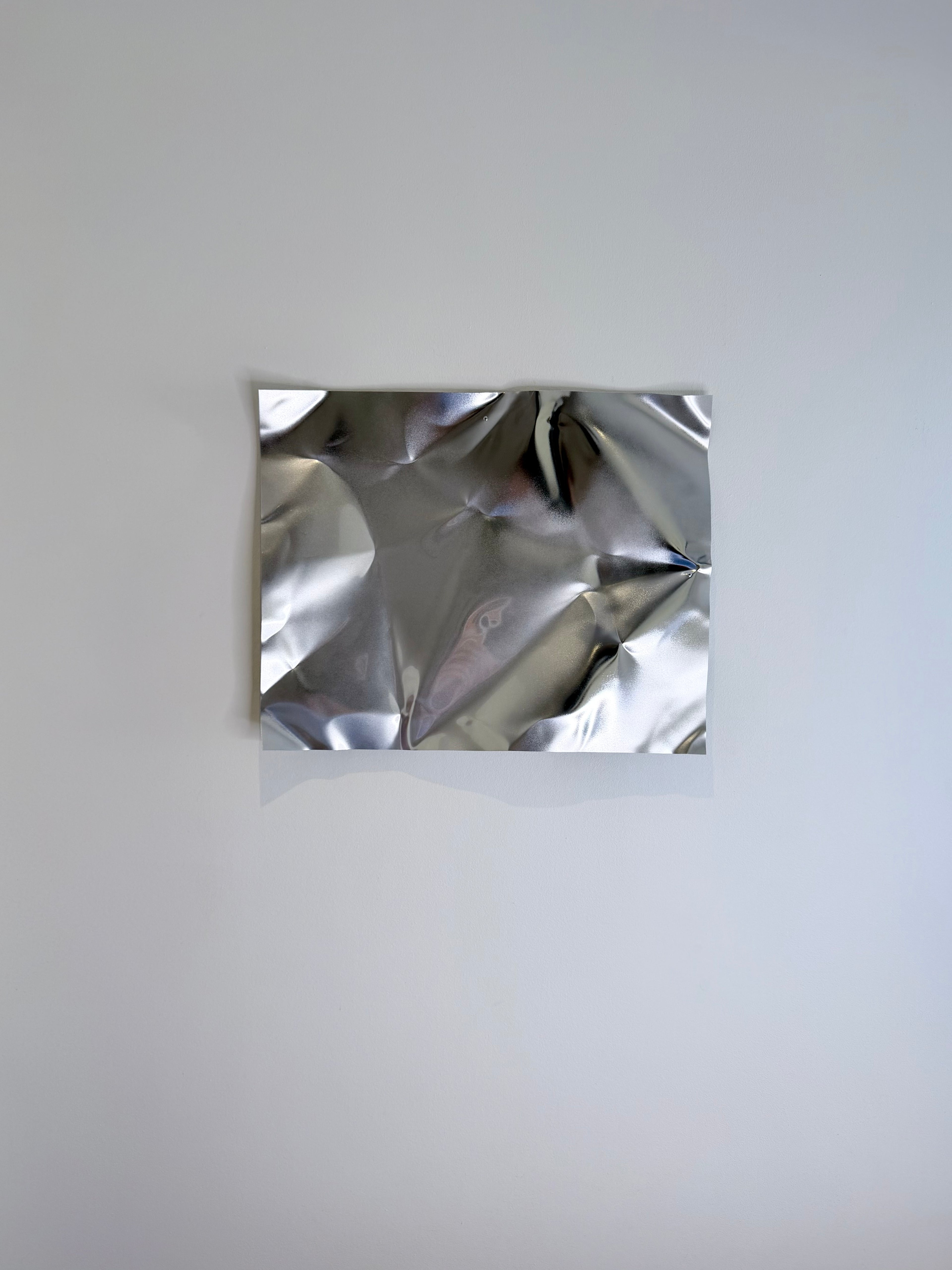 Blank Mist kan hænges både vandret og lodret. Den spejlblanke aluminiumsoverflade skaber et dynamisk samspil mellem lys, refleksioner og skulpturel form.
