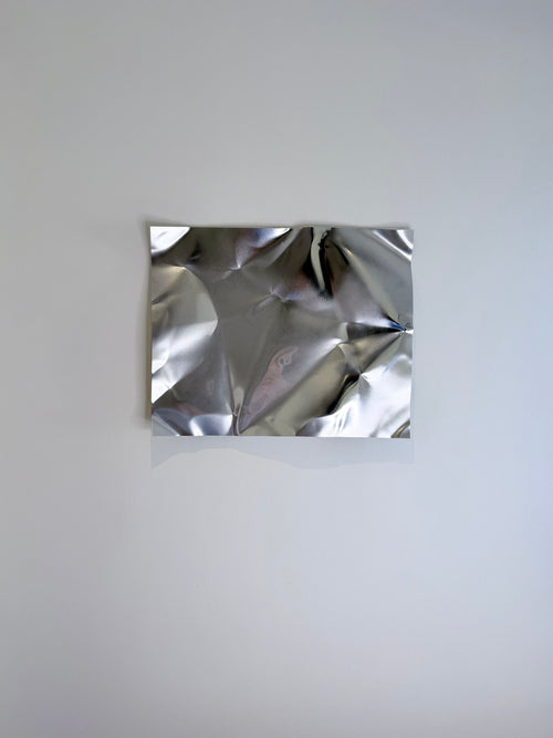Blank Mist kan hænges både vandret og lodret. Den spejlblanke aluminiumsoverflade skaber et dynamisk samspil mellem lys, refleksioner og skulpturel form.