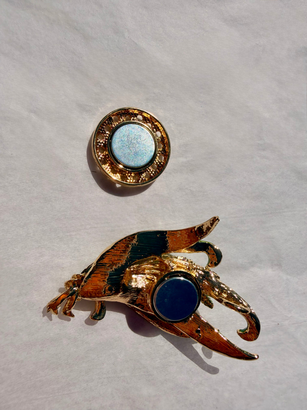 Blomsterbroche med magnetlukning og guldfinish set bagfra