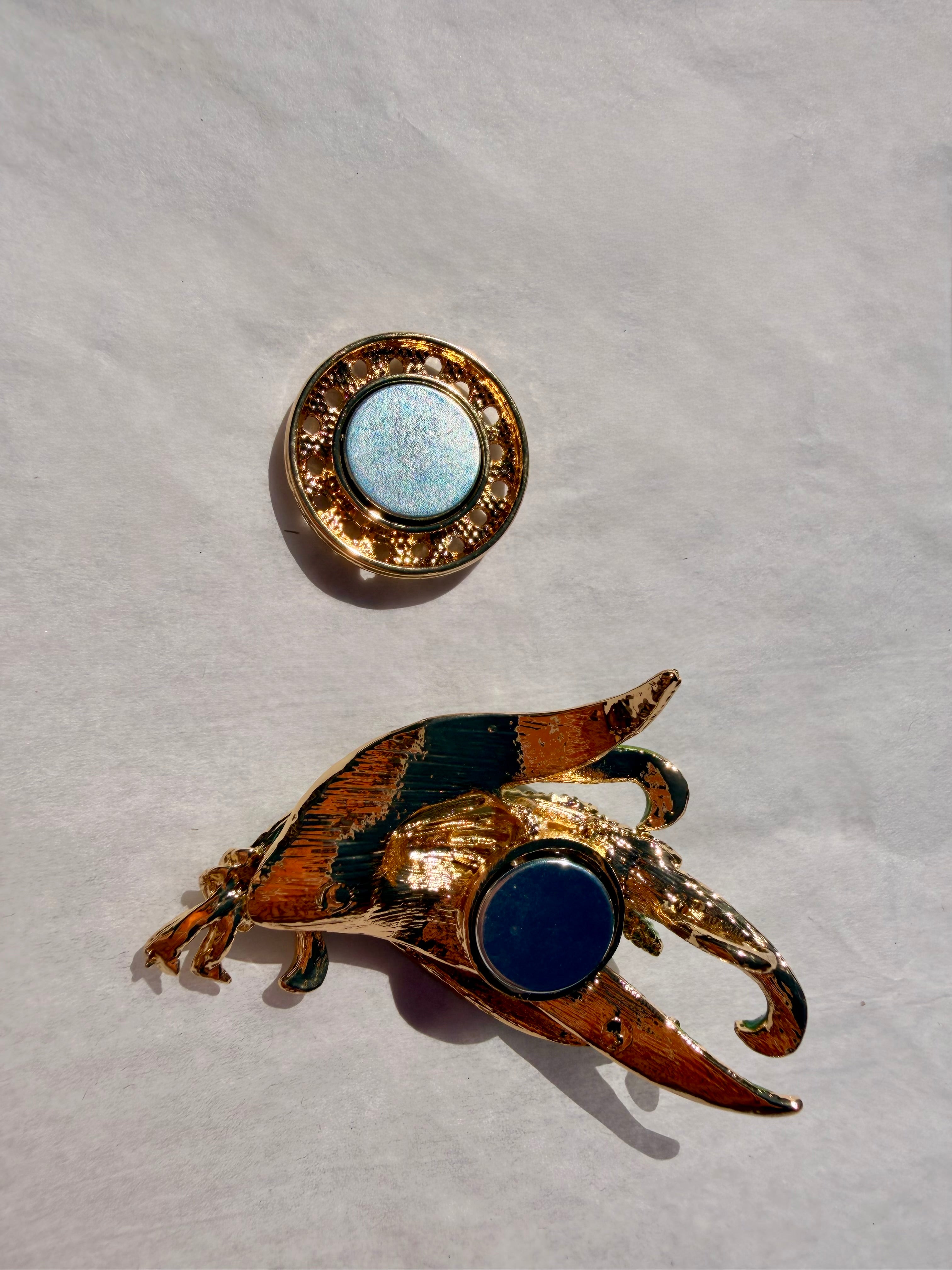 Blomsterbroche med magnetlukning og guldfinish set bagfra