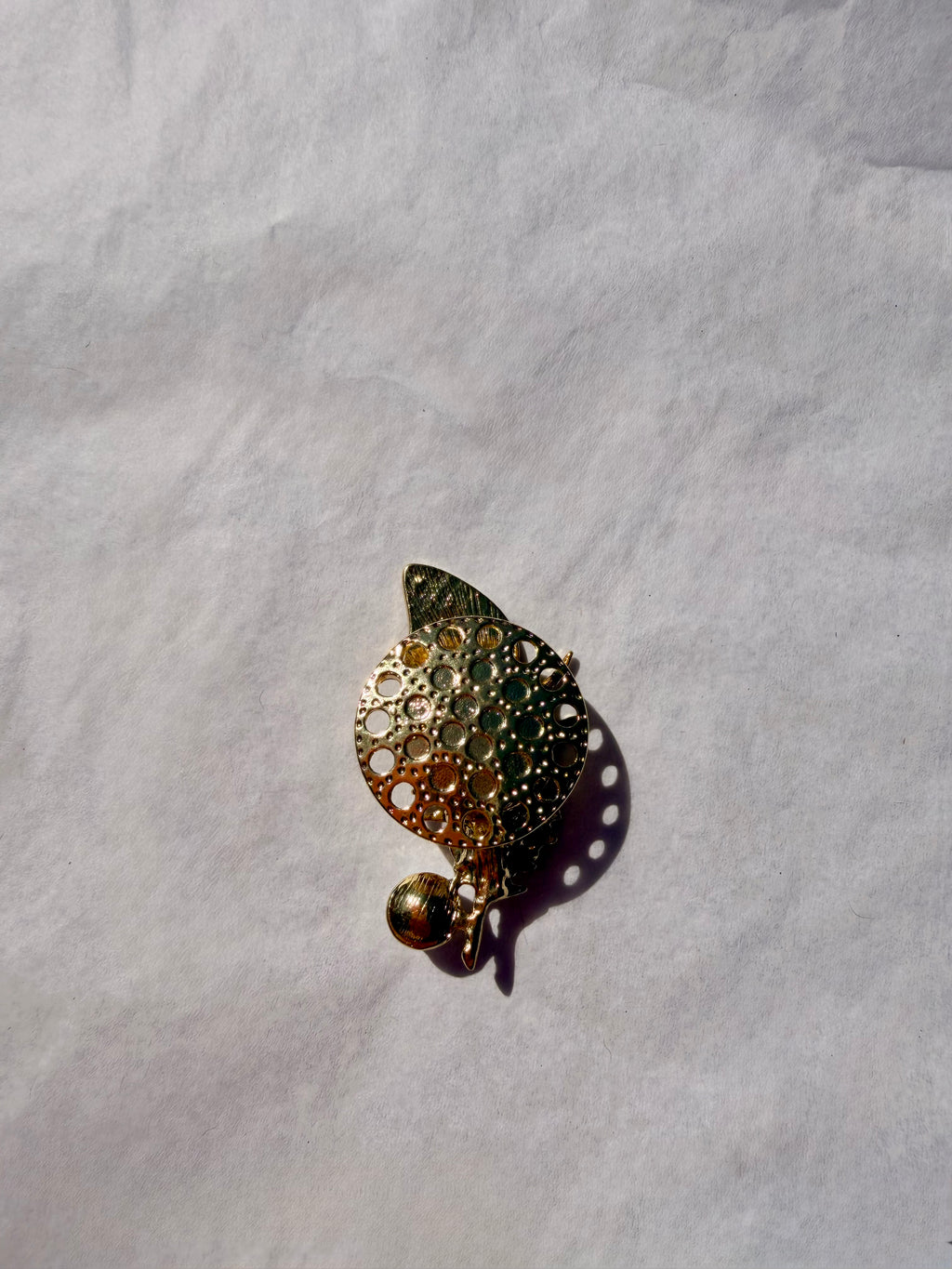 Blomsterbroche med magnetlukning set bagfra