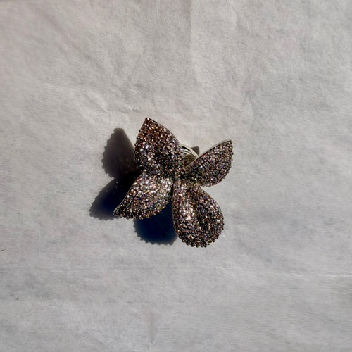 Blomsterbroche med praktisk magnetlukning uden nål
