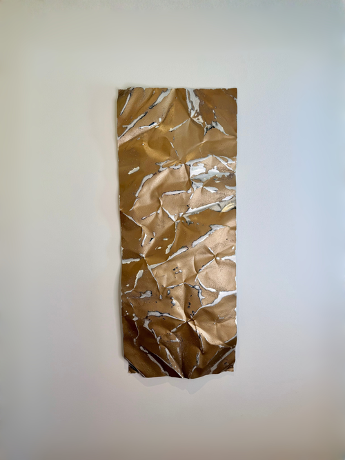Bronze Mist No. 01 – håndlavet aluminiumsværk i varme bronzenuancer med skulpturel 3D-overflade. De organiske former og metalliske refleksioner skaber et eksklusivt og levende udtryk.
