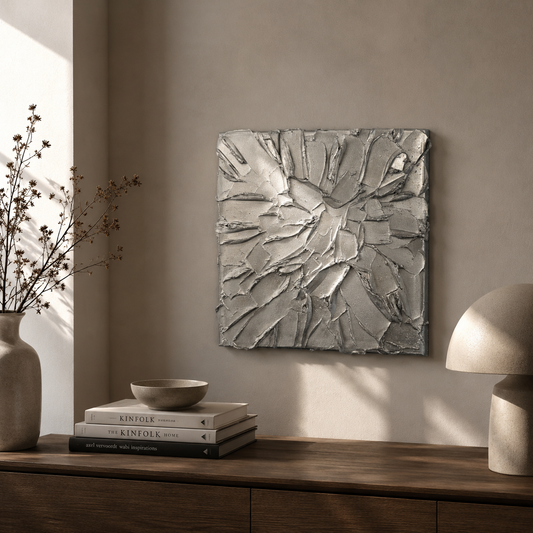 Originalt håndmalet lærred fra Canvas Collection med sølvfarvet tekstur og markante penselstrøg. Silver Burst No. 01 måler 40 × 40 cm og skaber et moderne, skulpturelt udtryk med dybde og levende overflade.