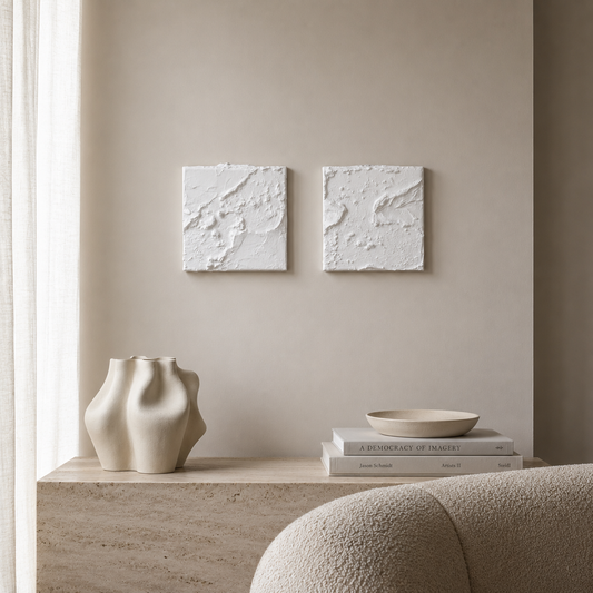 Sæt med to håndlavede hvide teksturmalerier på lærred med organiske strukturer og et minimalistisk udtryk – Canvas – Ivory Veil No. 04 & 05.