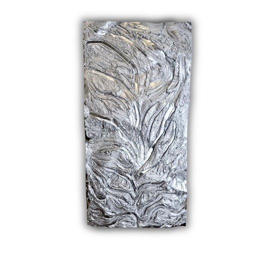 Håndlavet aluminiumsvægkunst fra Canyon Collection med rå, kløftinspireret tekstur. Canyon – Rift No. 01 hænger i et lyst, minimalistisk og eksklusivt stueinteriør.
