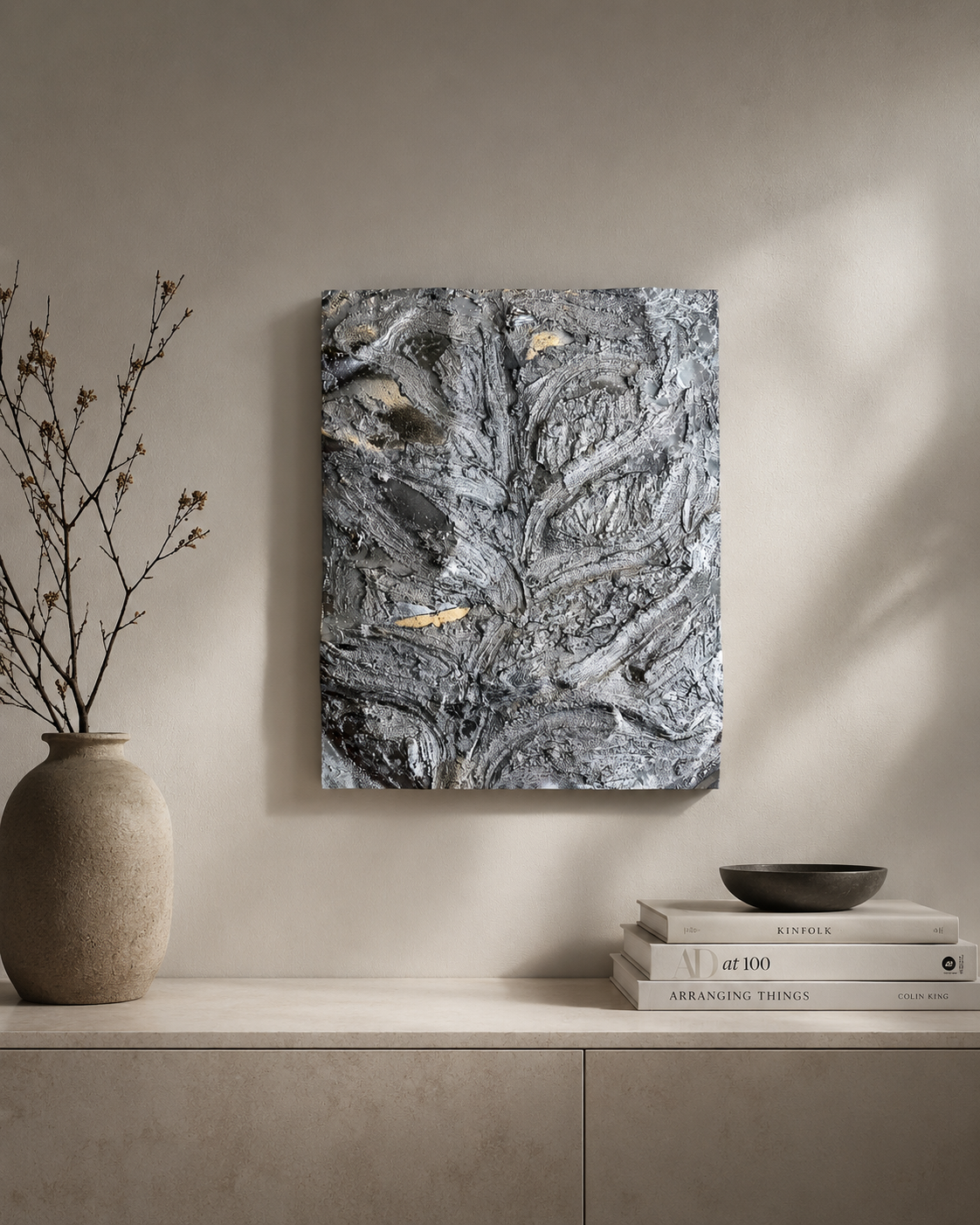 Håndlavet aluminiumsvægkunst fra Canyon Collection med rå, kløftinspireret tekstur. Canyon – Rift No. 02 i størrelsen 50 × 40 cm hænger i et lyst, minimalistisk og eksklusivt stueinteriør.