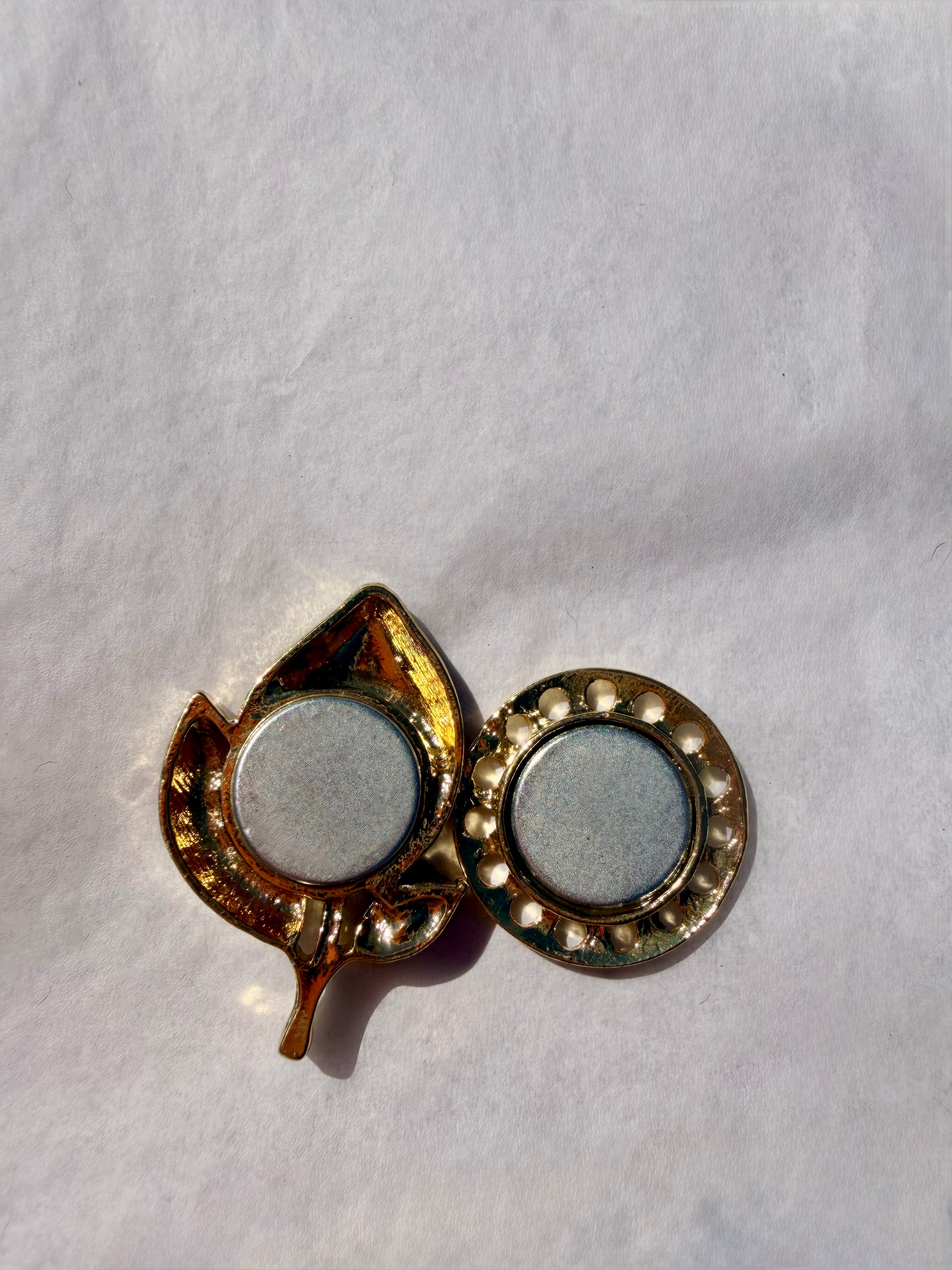 Citronbroche med magnetlukning set bagfra