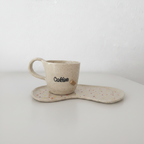Coffee BMO sæt med håndlavet kop og organisk tallerken i lyst keramikdesign med konfetti-prikker