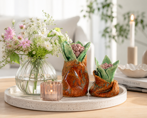 De dekorative porcelænshyacinter skaber et poetisk og kunstnerisk udtryk i boligindretningen.