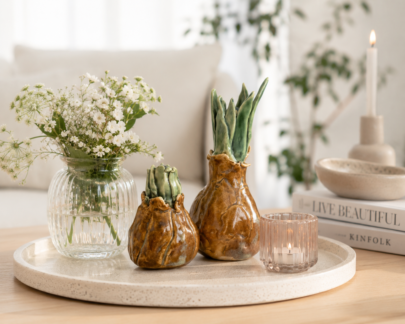 De håndlavede porcelænshyacinter skaber en rolig og naturlig stemning i boligindretningen.