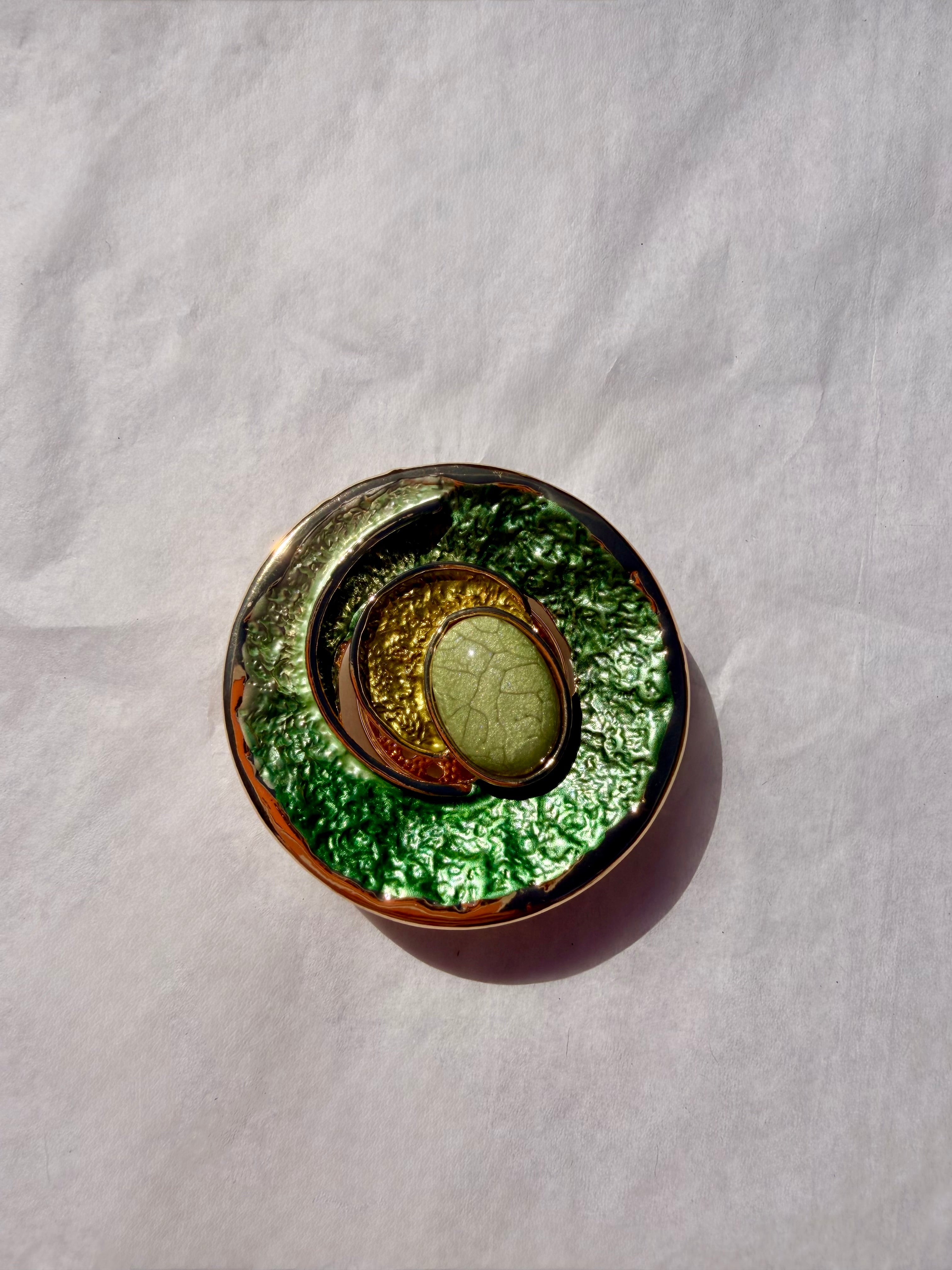 Dekorativ broche med grøn emalje og magnetlukning