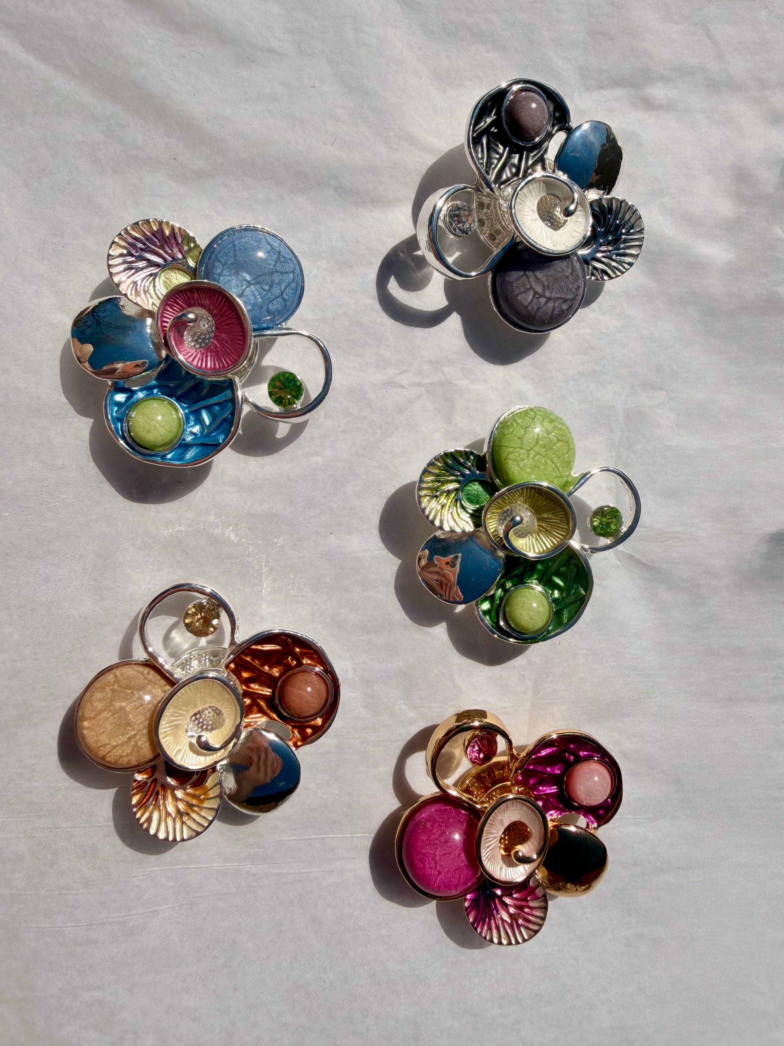 Dekorativ statement broche med farverige detaljer