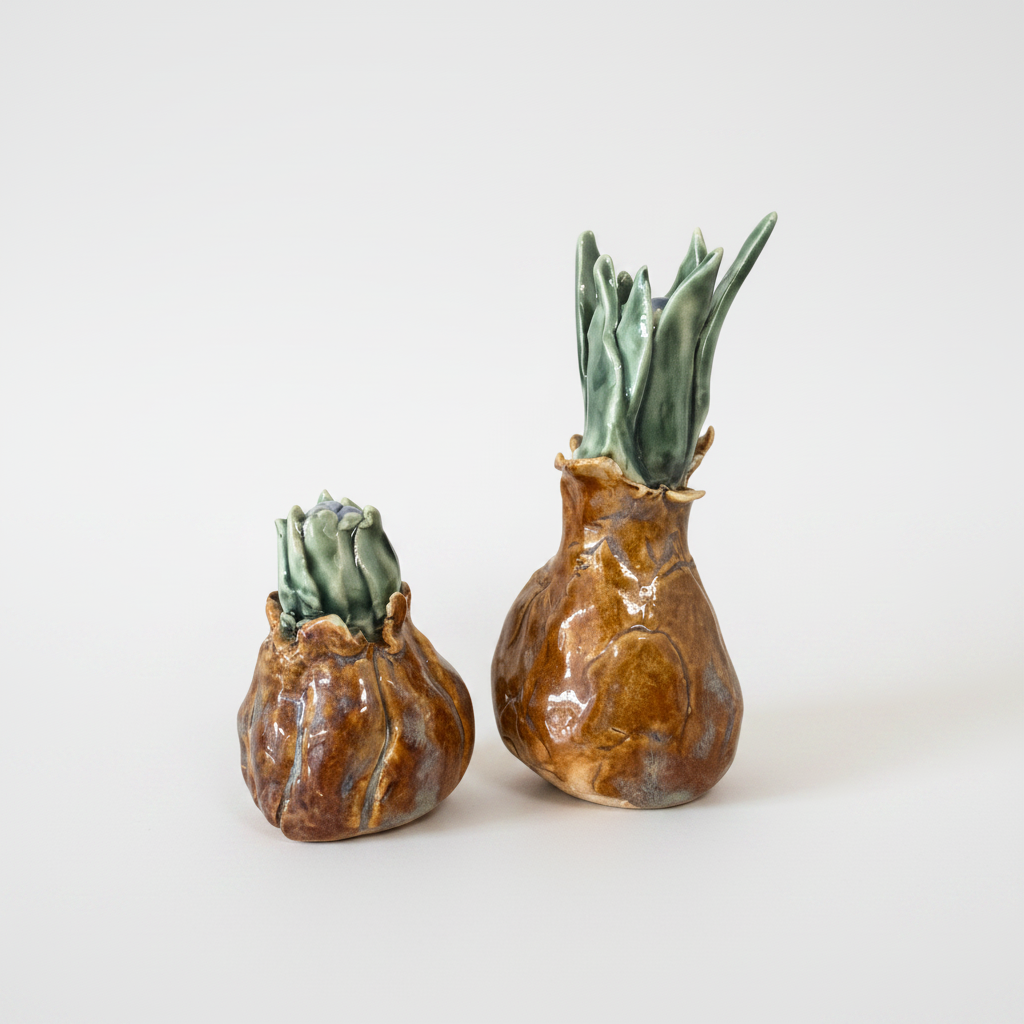 Dekorative porcelænshyacinter med grønne skud og varm brun glasur inspireret af spirende løg.