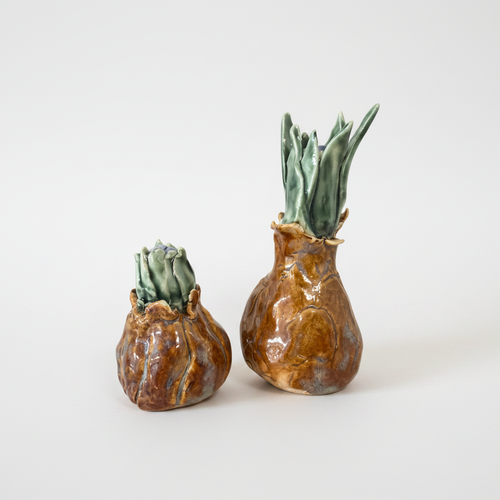 Dekorative porcelænshyacinter med grønne skud og varm brun glasur inspireret af spirende løg.