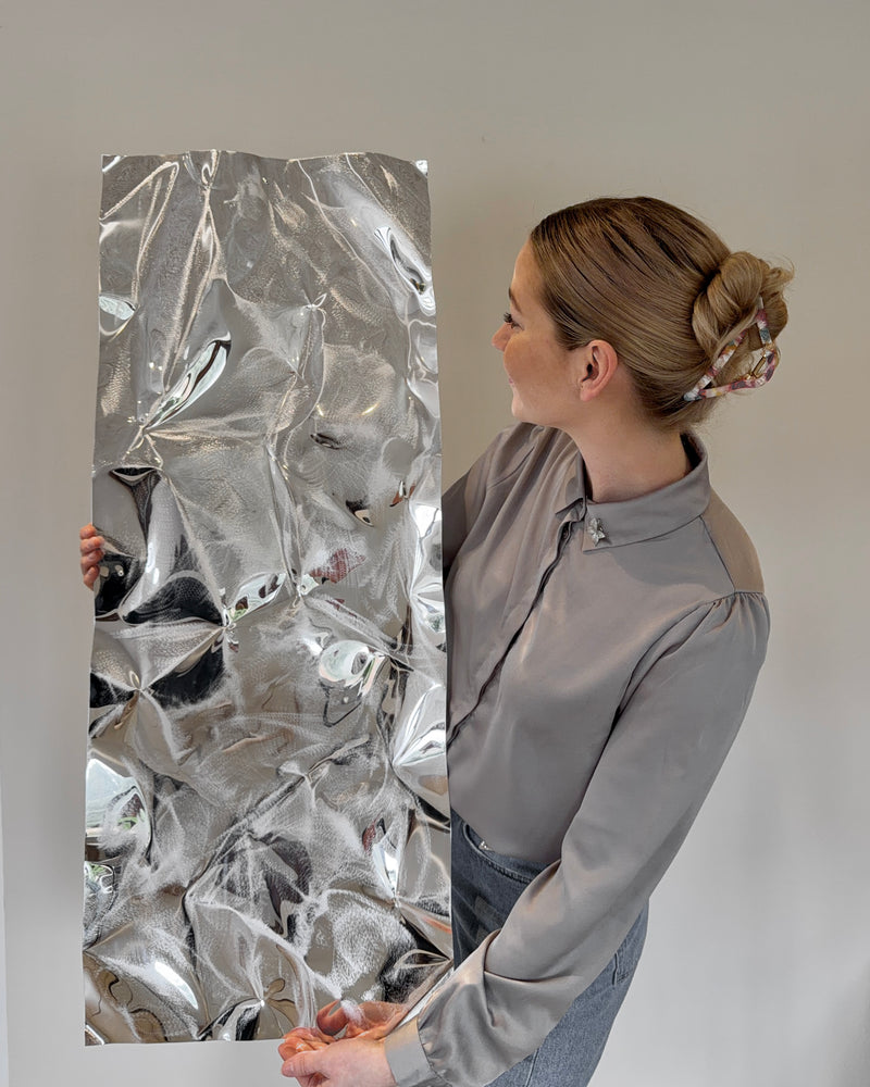 Designer som holder moderne vægkunst