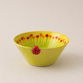 Detalje af den lille håndlavede mariehøne på skålens kant.