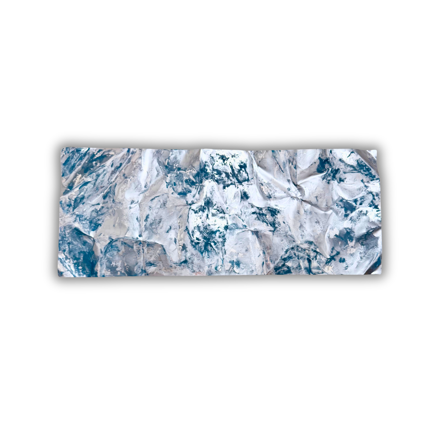 Eksklusiv håndlavet aluminiumsvægkunst fra Ballader-kollektionen. Silver Storm No. 01 måler 100x40 cm og kombinerer skulpturelle former med sølv og blågrå nuancer i et moderne nordisk udtryk.