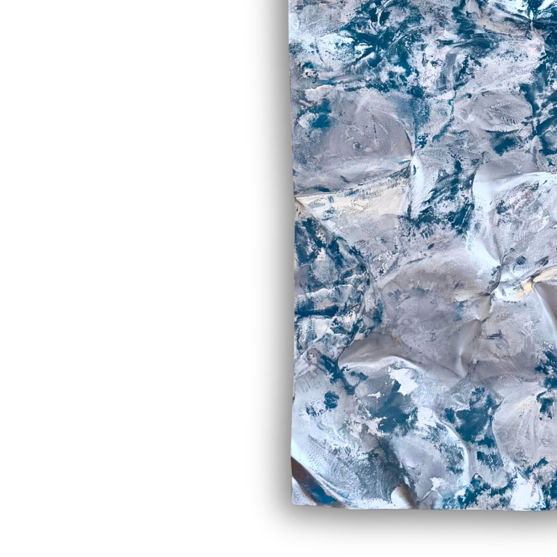 Håndlavet aluminiumsvægkunst i størrelsen 100x40 cm med en skulpturel overflade i sølv og blågrå nuancer. Et moderne unika med levende refleksioner og eksklusivt udtryk.