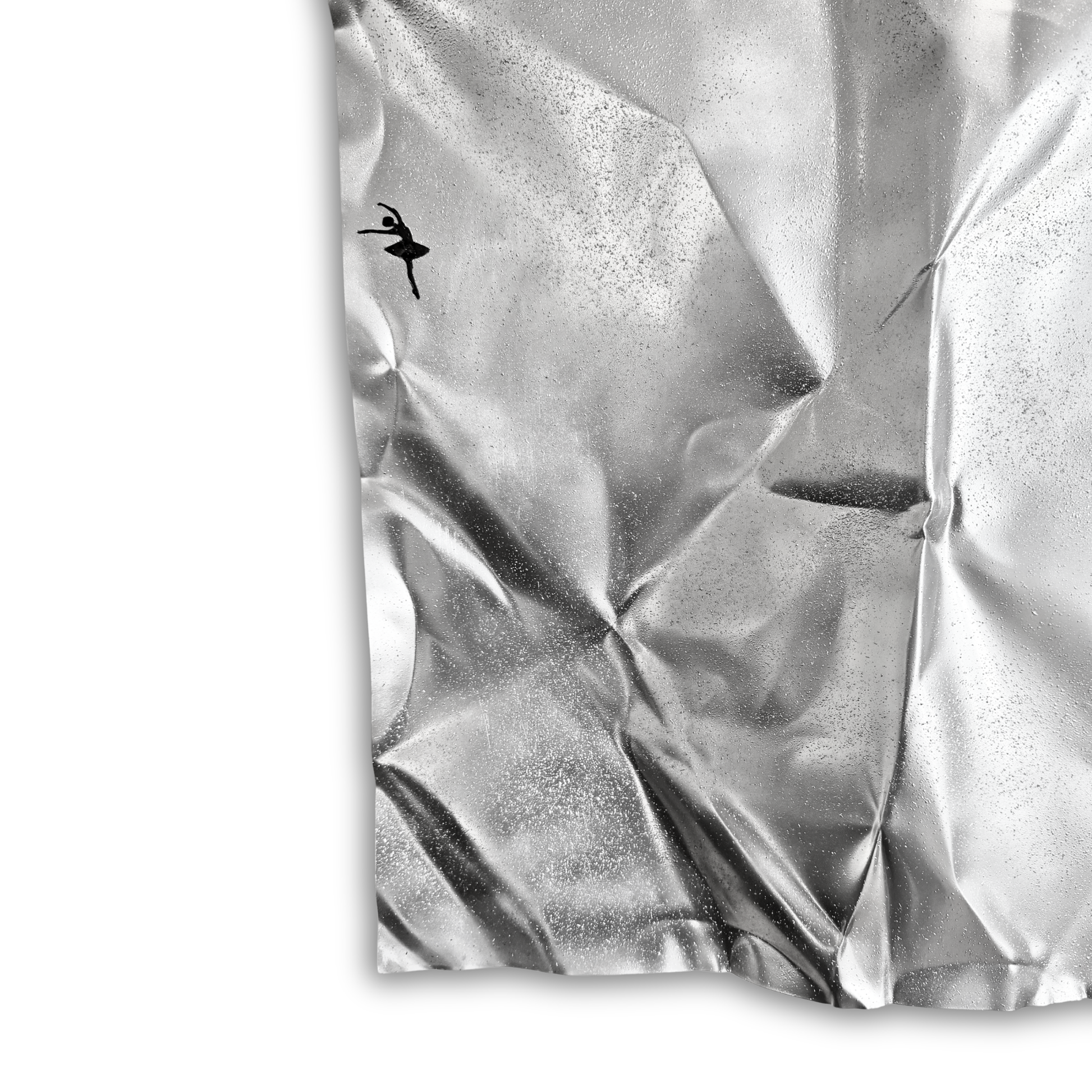 Moderne aluminiumsvægkunst med markante teksturer og små ballerinaer, der skaber et poetisk udtryk.