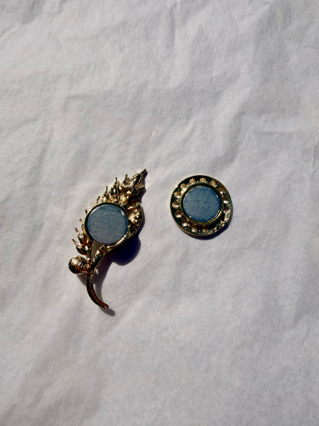 Elegant bladbroche i guldfinish med dekorative detaljer