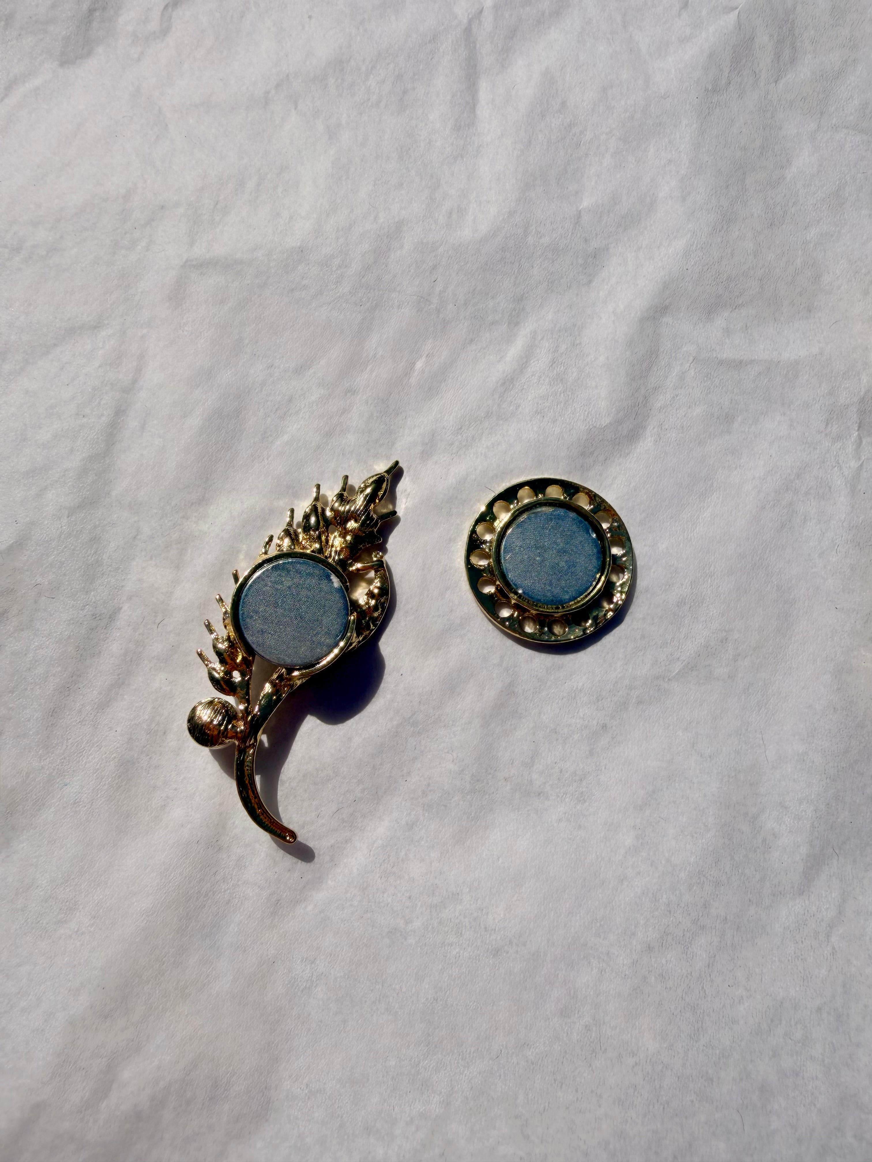 Elegant bladbroche i guldfinish med dekorative detaljer