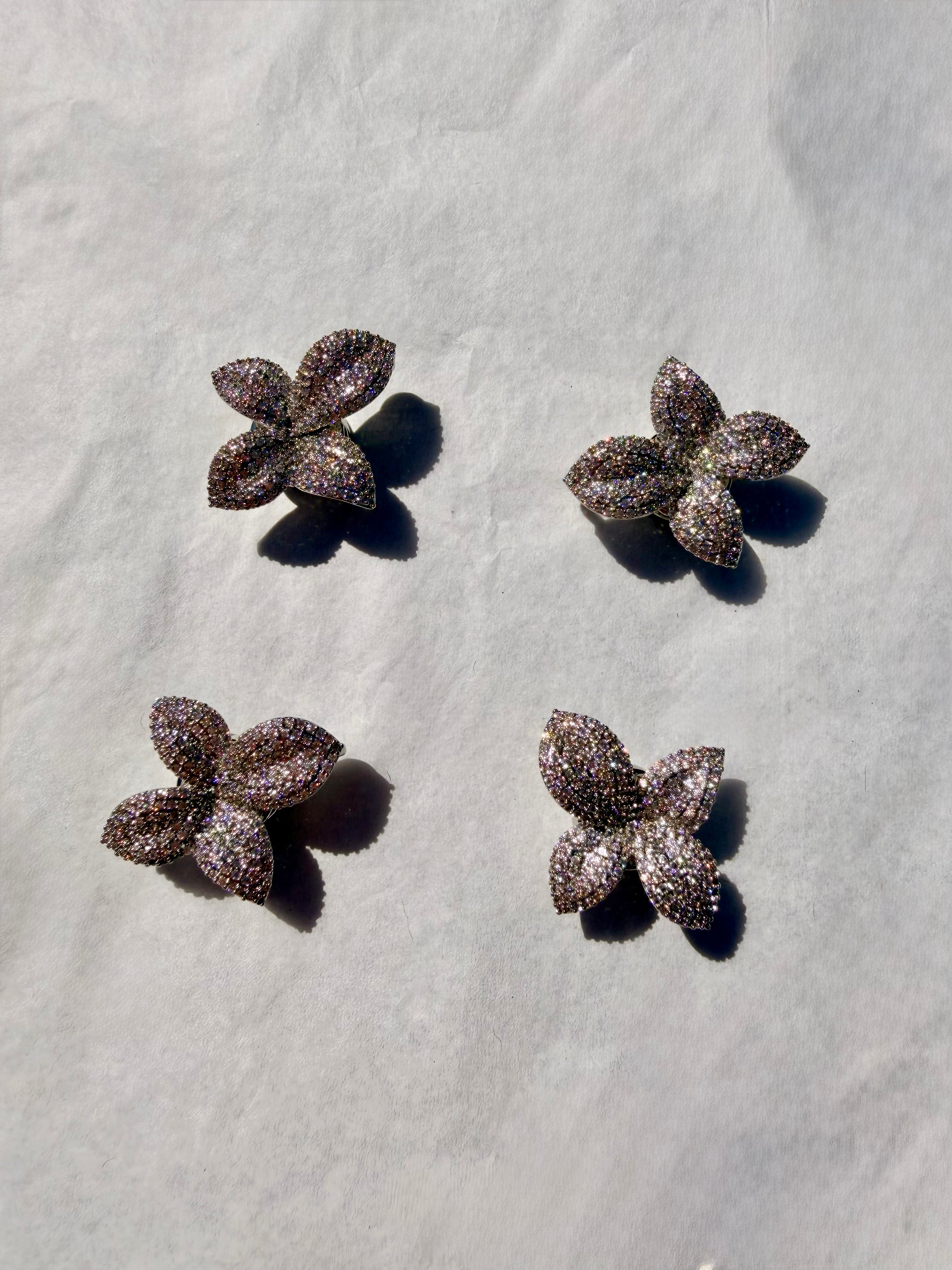 Elegant blomsterbroche med sølvfinish og dekorative detaljer