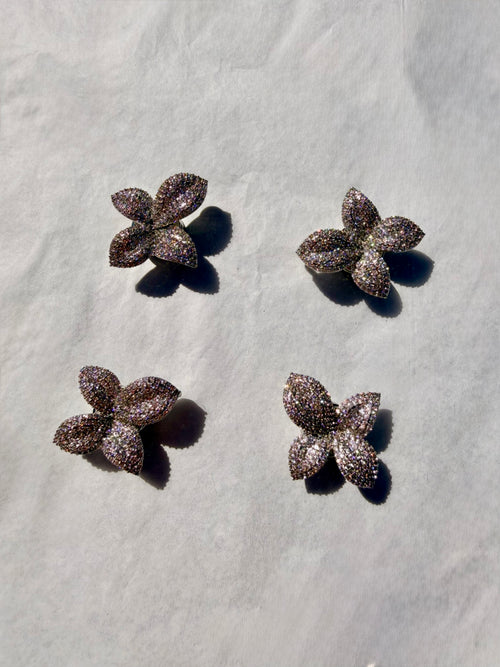 Elegant blomsterbroche med sølvfinish og dekorative detaljer