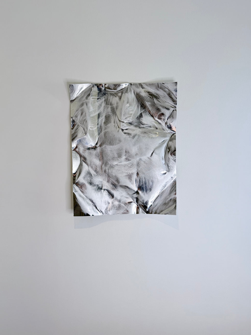 Frost Mist – håndlavet aluminiumsværk med blanke og børstede overflader. Kontrasten mellem refleksioner og struktur skaber et levende og eksklusivt udtryk.